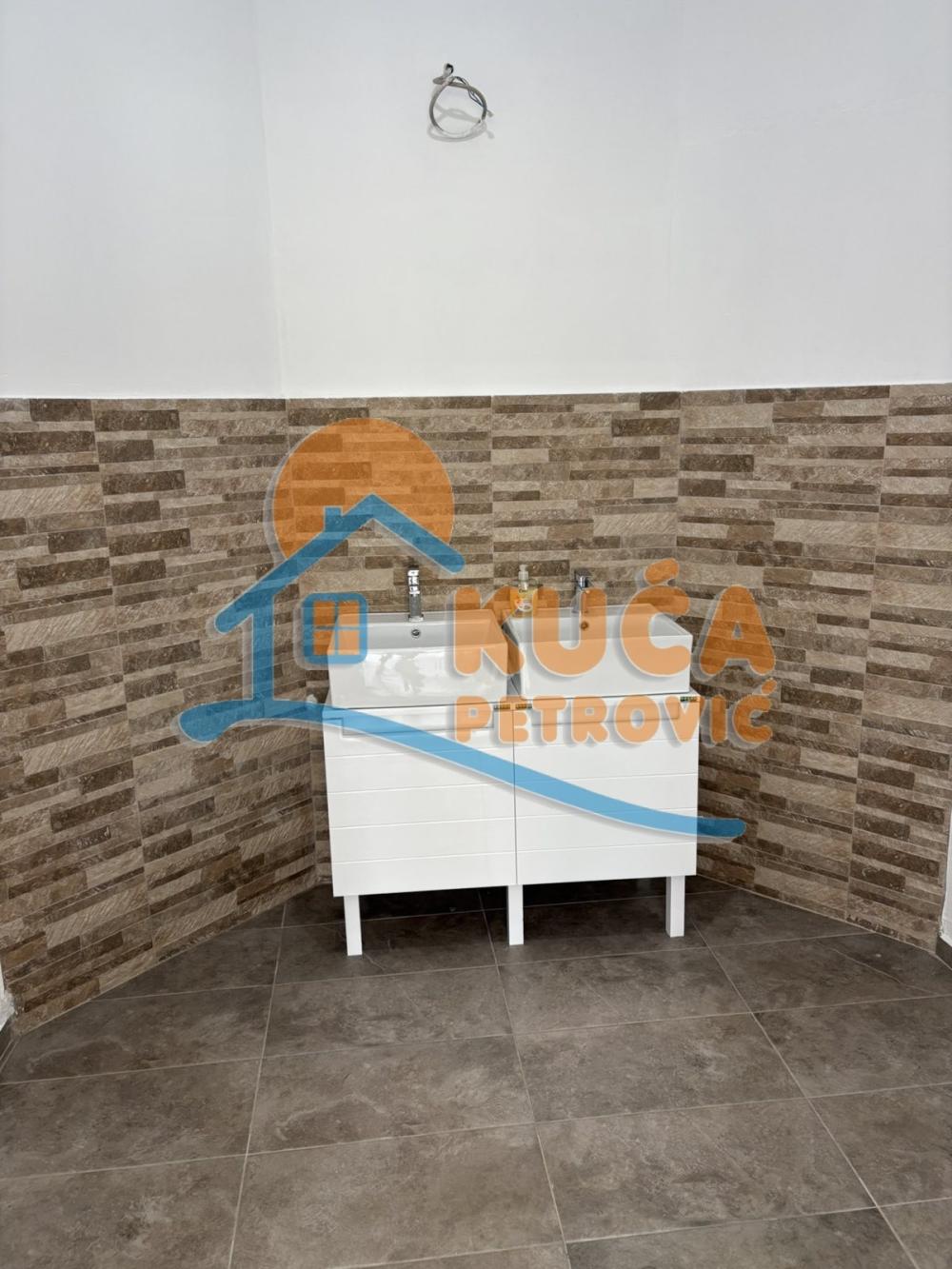 Slika 4 - Trg kralja Aleksandra Ujedinitelja,  Lokal za izdavanje, 130m2, 450€