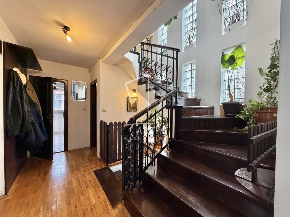 Slika 2 - Mite Ružića, Kuća za izdavanje, 323m2, 2.650€