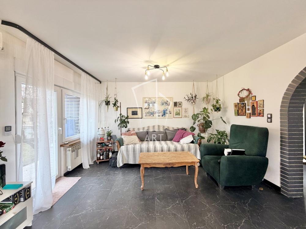 Slika 1 - Doljanska (Sremčica), Kuća na prodaju, 258m2, 200.000€