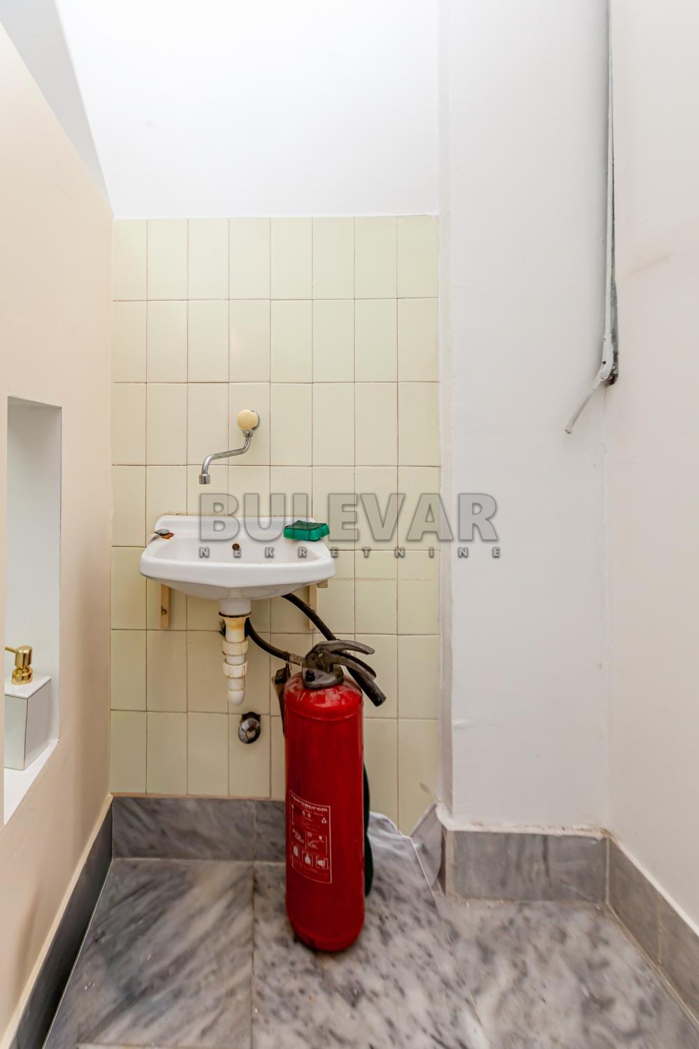 Slika 2 - Bulevar Nemanjića,  Lokal na prodaju, 15m2, 32.500€