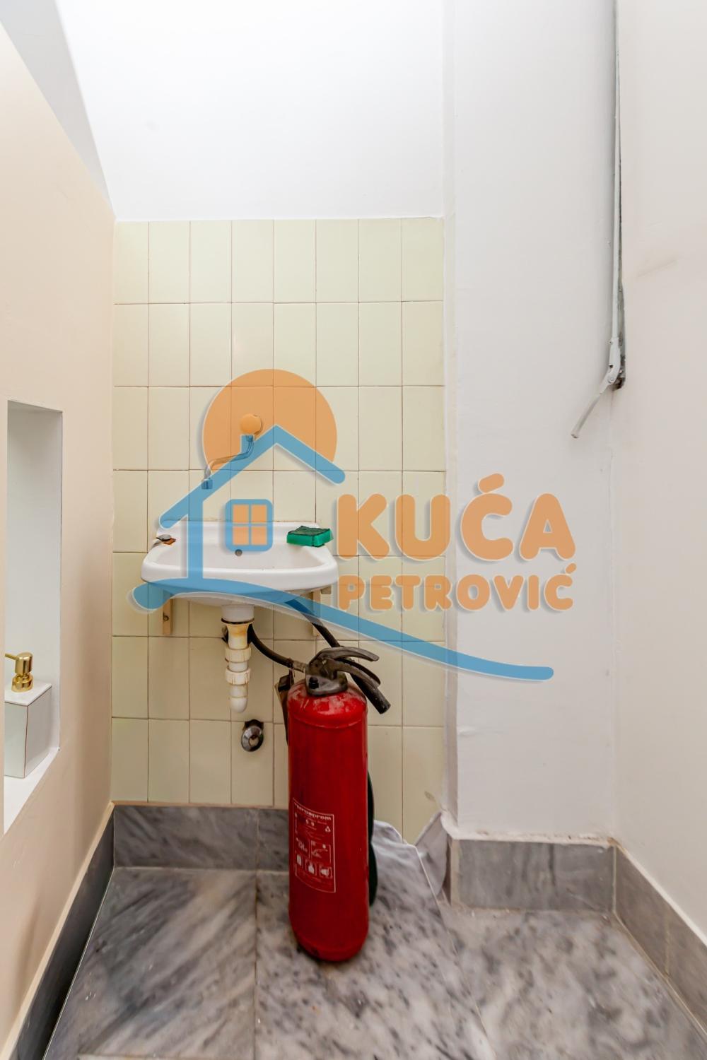 Slika 2 - Bulevar Nemanjića,  Lokal na prodaju, 15m2, 32.500€