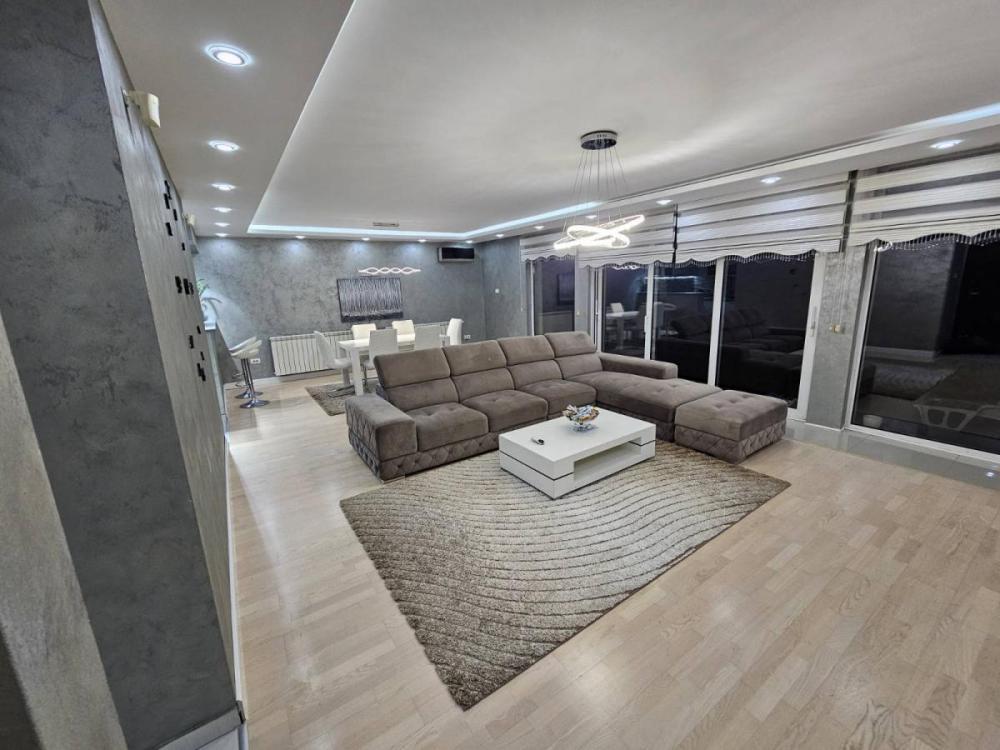 Glavna slika - Kuća za izdavanje, 220m2, 1.500€