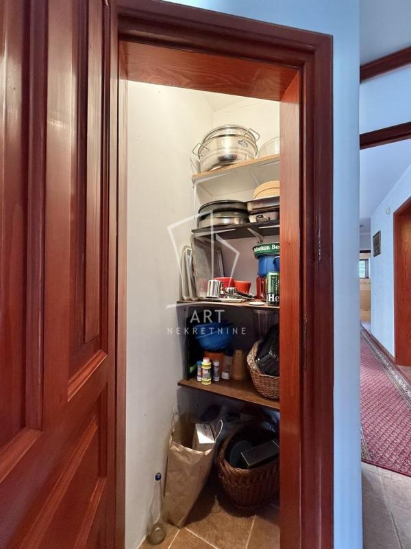 Slika 4 - Pavla Popovića,  Kuća za izdavanje, 359m2, 2.500€