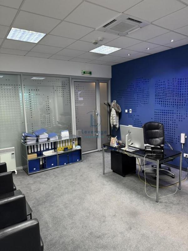 Slika 4 - Bulevar Zorana Đinđića,  Lokal za izdavanje, 143m2, 2.288€