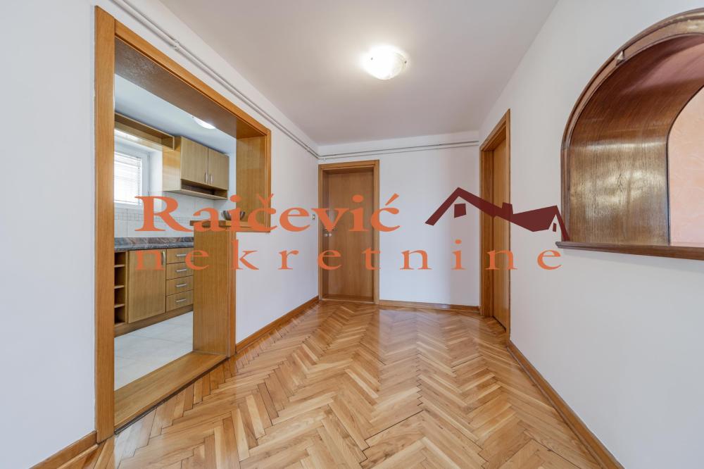 Slika 7 - Isaka Njutna, Trosoban stan za izdavanje, 89m2, 700€