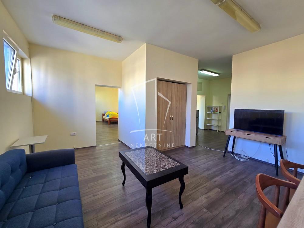 Slika 3 - Surčinski put,  Lokal za izdavanje, 90m2, 900€