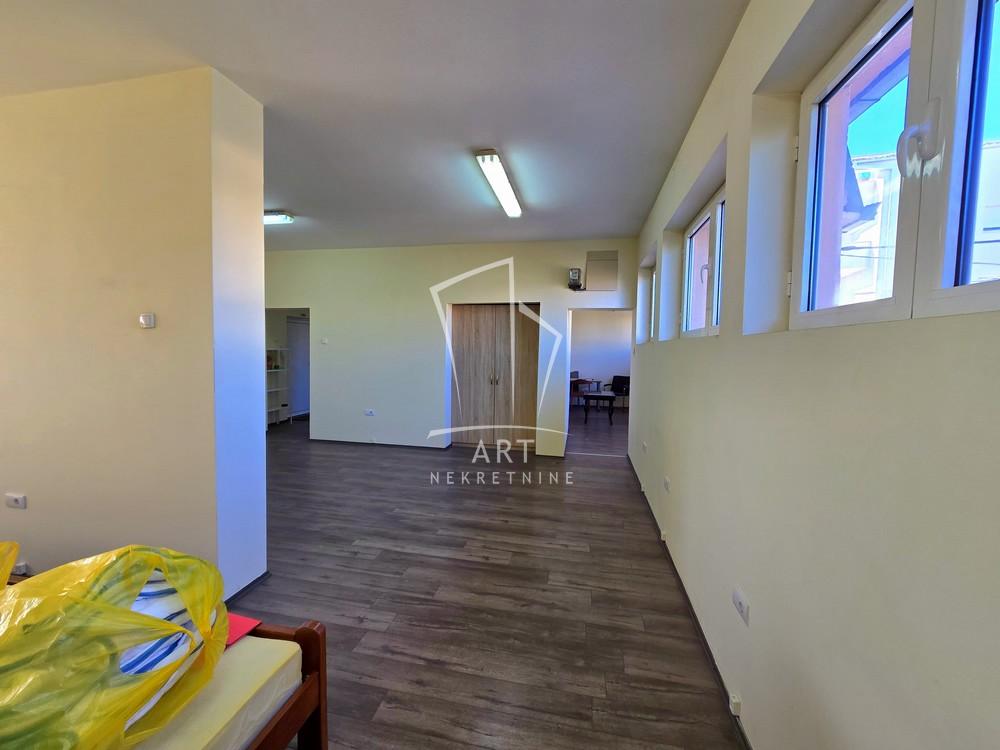 Slika 9 - Surčinski put,  Lokal za izdavanje, 90m2, 900€