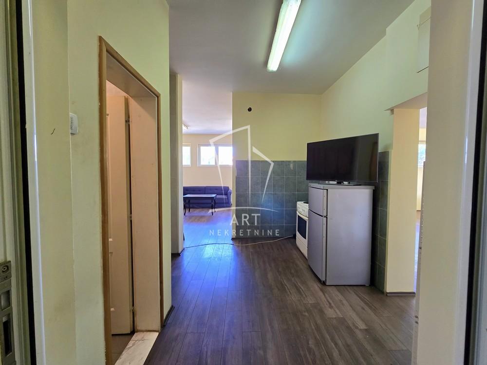 Slika 10 - Surčinski put,  Lokal za izdavanje, 90m2, 900€