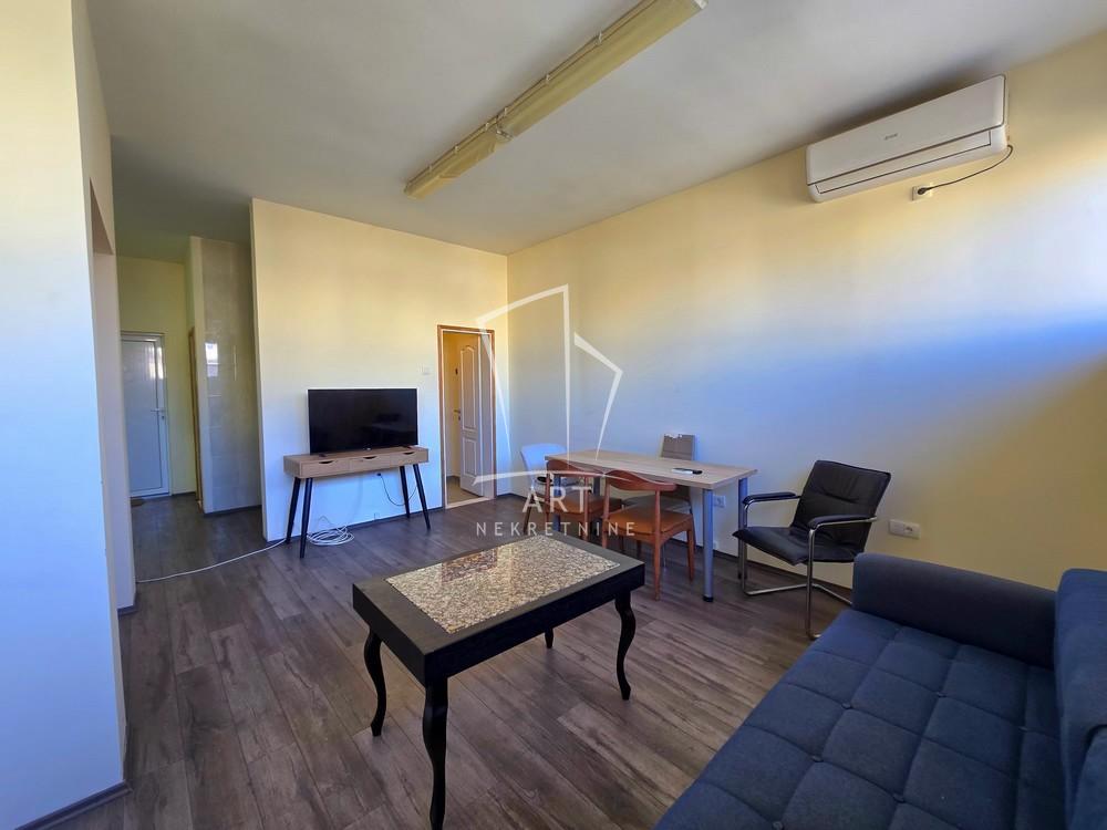 Slika 1 - Surčinski put,  Lokal za izdavanje, 90m2, 900€