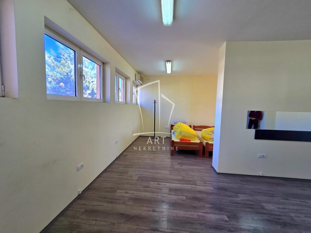 Slika 7 - Surčinski put,  Lokal za izdavanje, 90m2, 900€
