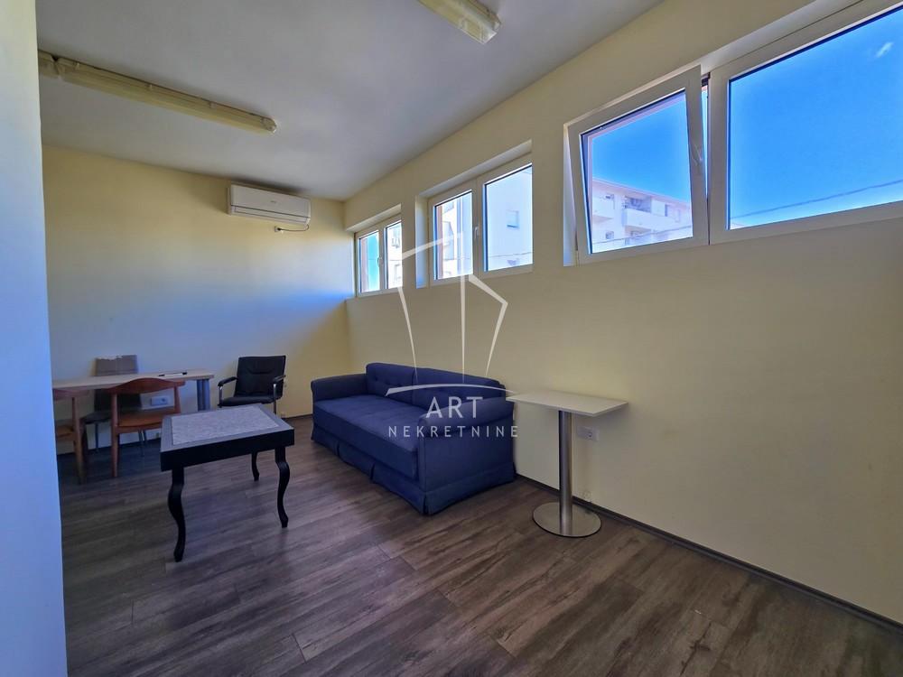 Slika 2 - Surčinski put,  Lokal za izdavanje, 90m2, 900€