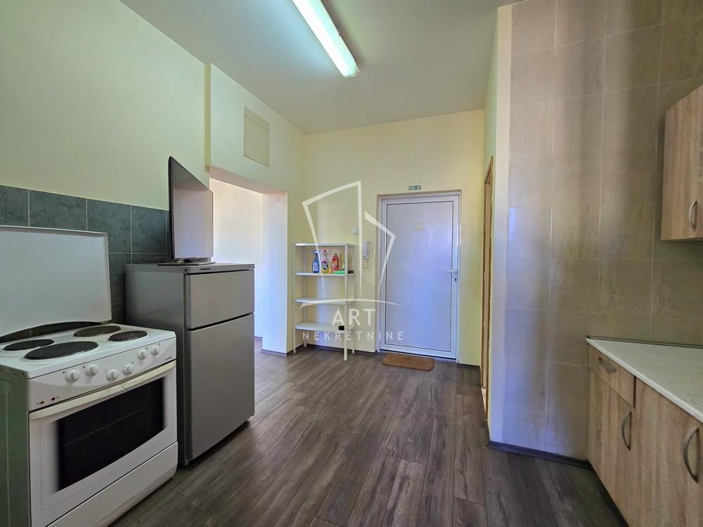 Slika 5 - Surčinski put,  Lokal za izdavanje, 90m2, 900€