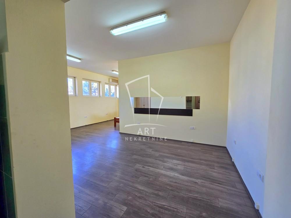 Slika 8 - Surčinski put,  Lokal za izdavanje, 90m2, 900€