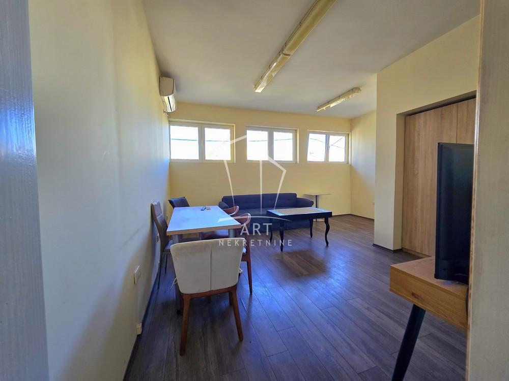 Glavna slika -Surčinski put,  Lokal za izdavanje, 90m2, 900€