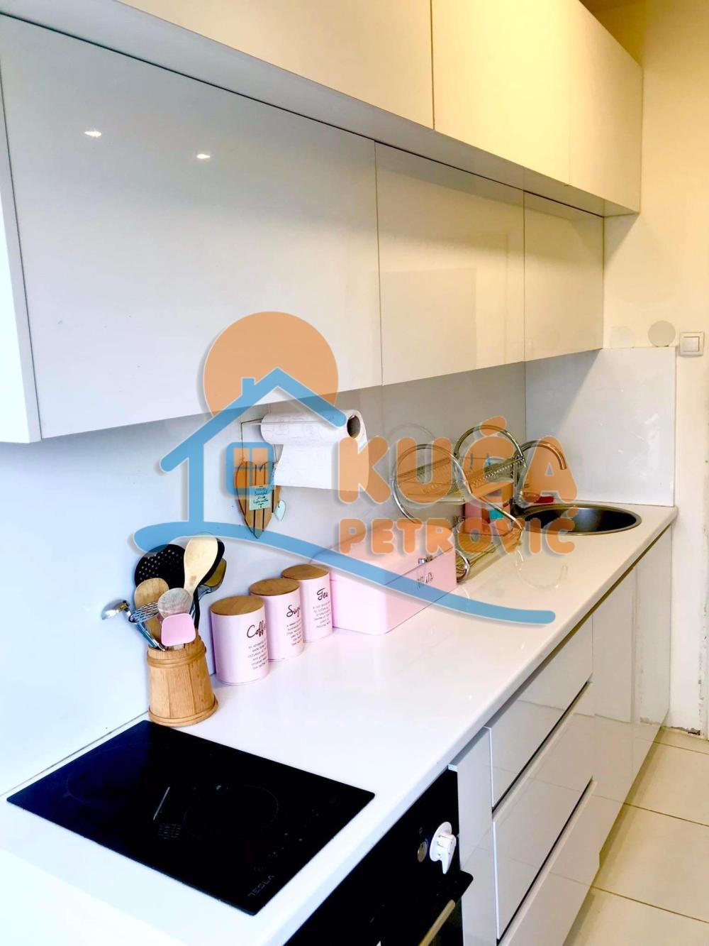 Slika 11 - Trg Pavla Stojkovića, Četvorosoban stan za izdavanje, 110m2, 750€