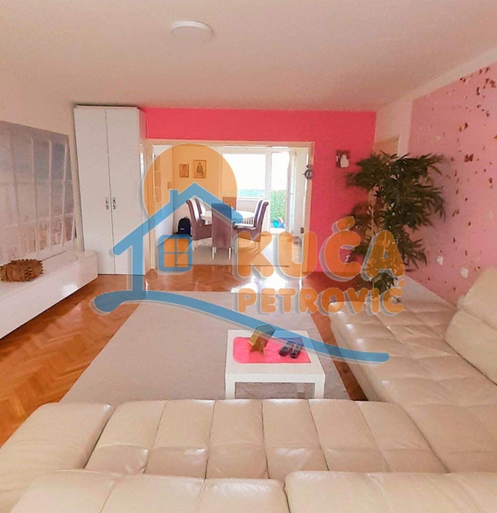 Slika 1 - Trg Pavla Stojkovića, Četvorosoban stan za izdavanje, 110m2, 750€