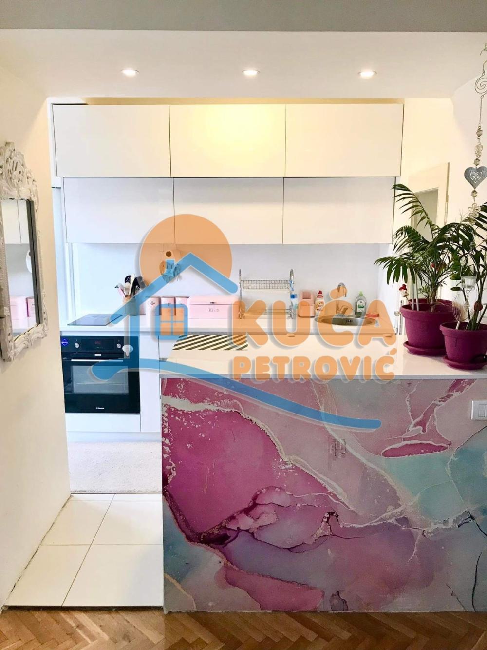 Slika 9 - Trg Pavla Stojkovića, Četvorosoban stan za izdavanje, 110m2, 750€