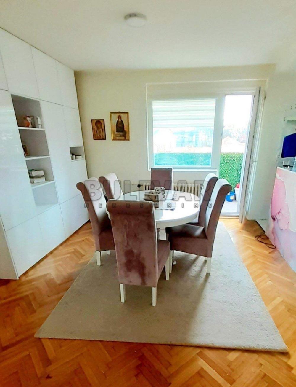 Slika 3 - Trg Pavla Stojkovića, Četvorosoban stan za izdavanje, 110m2, 750€
