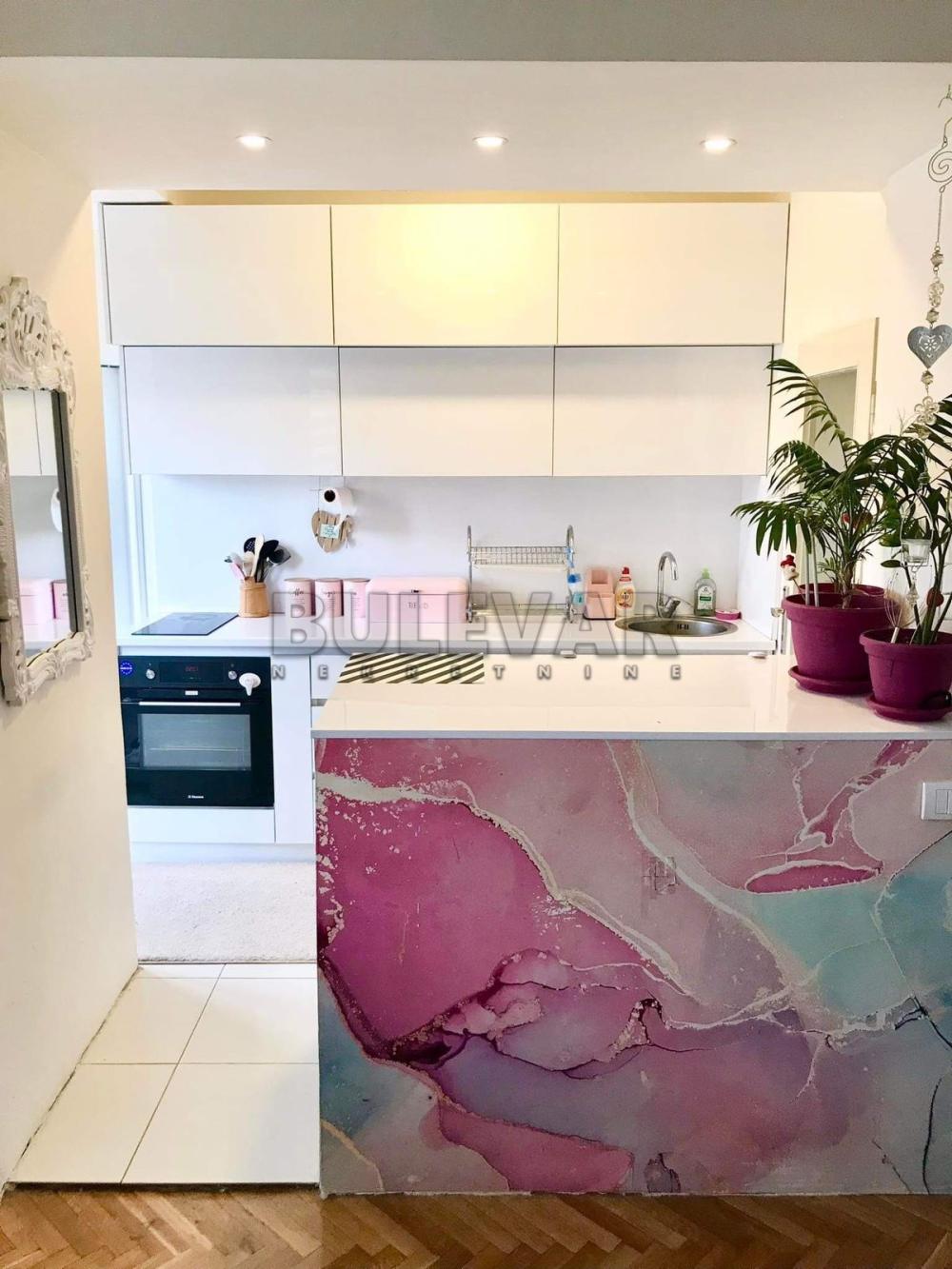 Slika 9 - Trg Pavla Stojkovića, Četvorosoban stan za izdavanje, 110m2, 750€