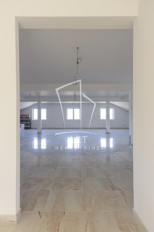 Slika 8 - Železnička,  Lokal za izdavanje, 1180m2, 1.950€