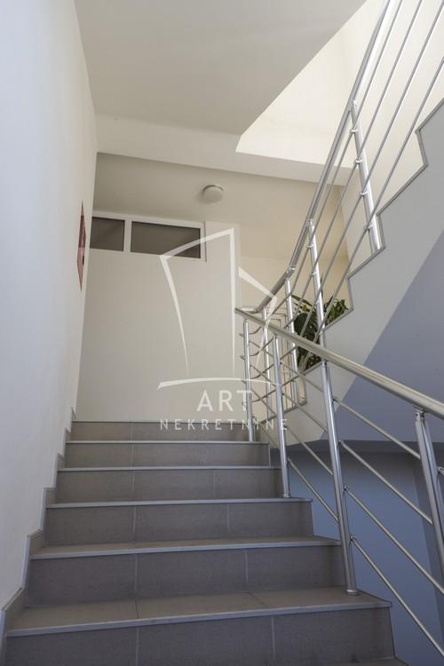 Slika 10 - Železnička,  Lokal za izdavanje, 1180m2, 1.950€