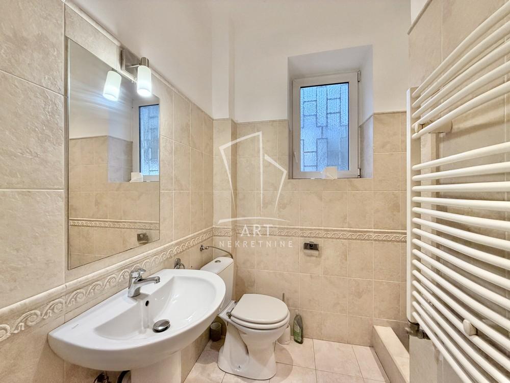 Slika 11 - Bilećka,  Kuća za izdavanje, 240m2, 2.500€