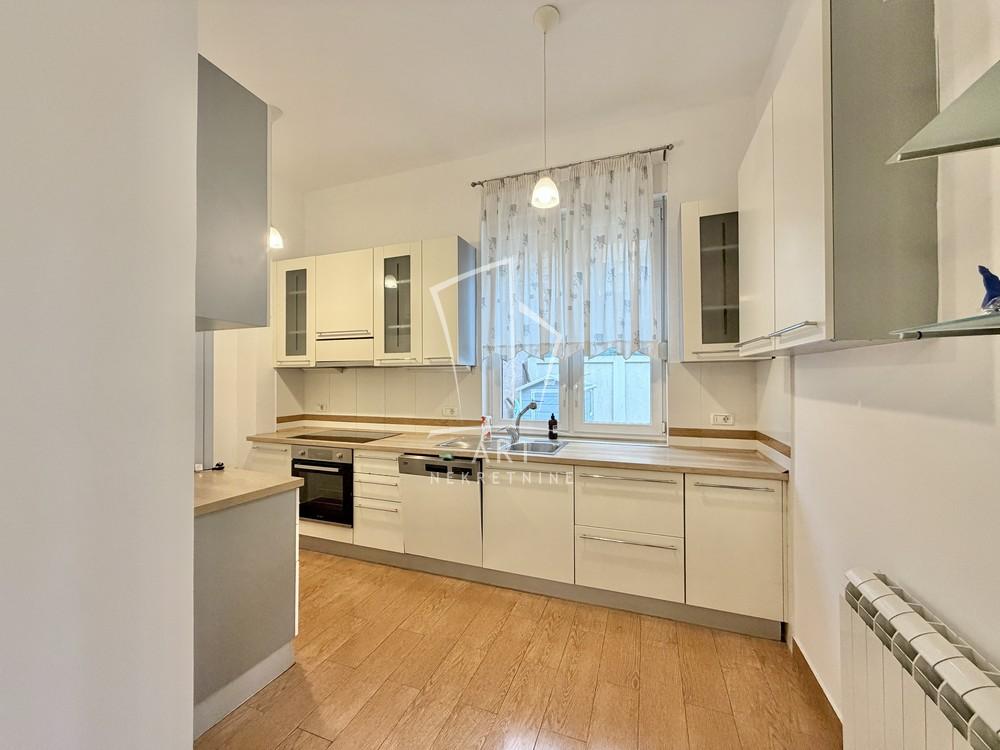 Slika 5 - Bilećka,  Kuća za izdavanje, 240m2, 2.500€