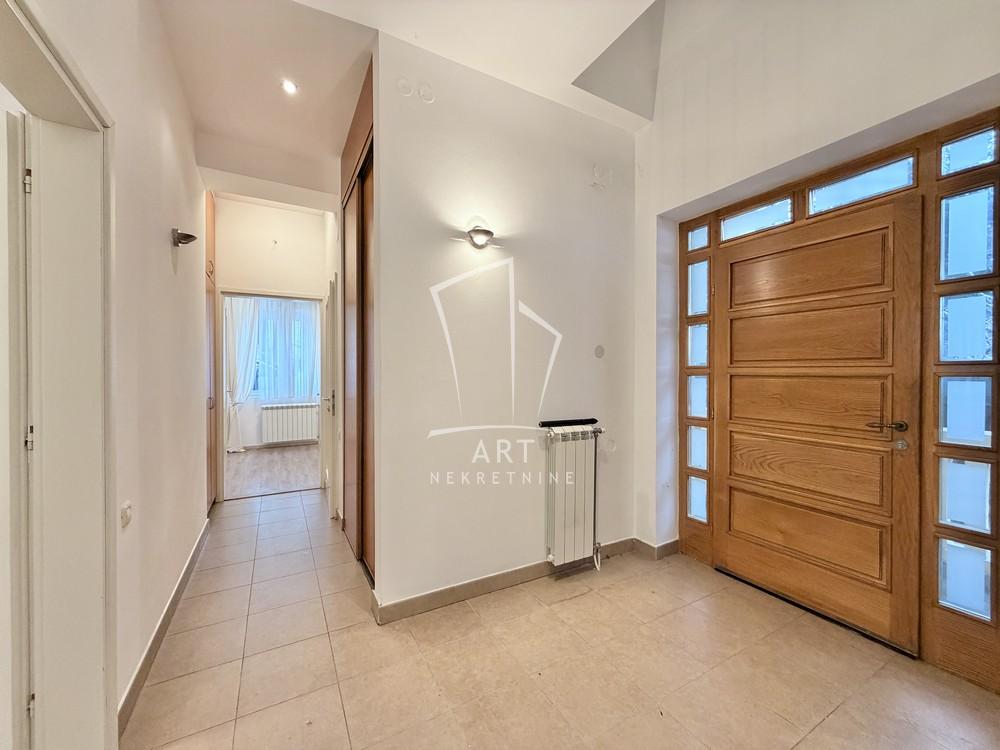 Slika 7 - Bilećka,  Kuća za izdavanje, 240m2, 2.500€