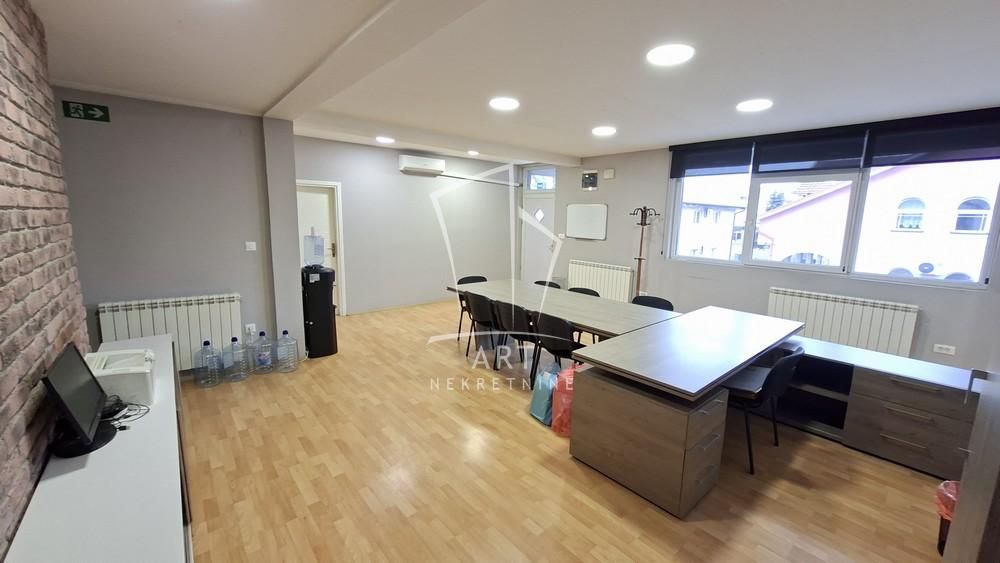 Slika 5 - Dobanovački Put,  Lokal za izdavanje, 300m2, 1.800€