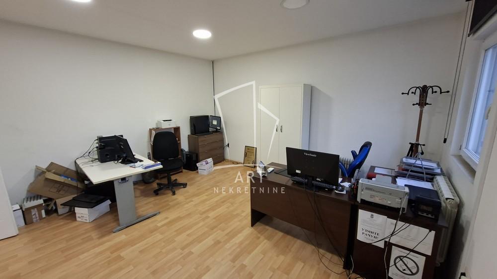 Slika 10 - Dobanovački Put,  Lokal za izdavanje, 300m2, 1.800€