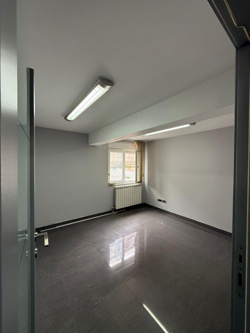 Slika 1 - Južni Bulevar,  Lokal za izdavanje, 144m2, 2.200€