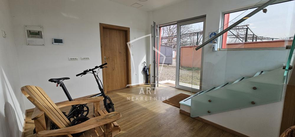 Slika 10 - Ugrinovačka,  Lokal za izdavanje, 300m2, 3.000€