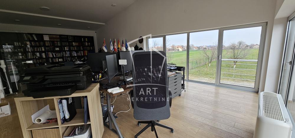 Slika 11 - Ugrinovačka,  Lokal za izdavanje, 300m2, 3.000€