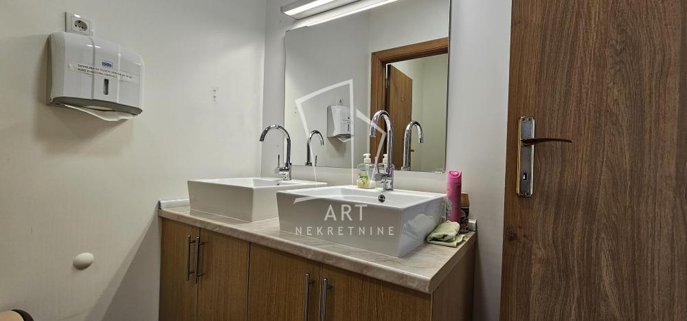 Slika 8 - Ugrinovačka,  Lokal za izdavanje, 300m2, 3.000€