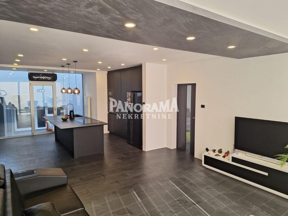 Slika 3 - Pere Todorovića,  Kuća na prodaju, 343m2, 690.000€