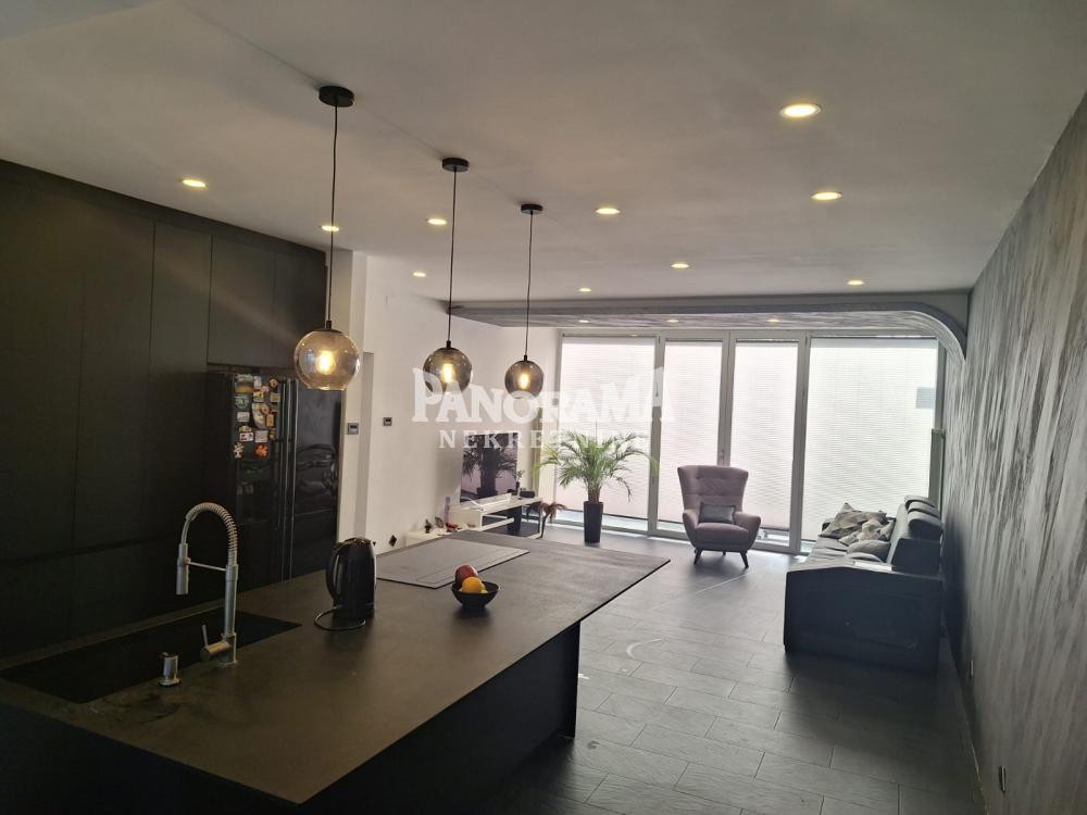 Slika 4 - Pere Todorovića,  Kuća na prodaju, 343m2, 690.000€