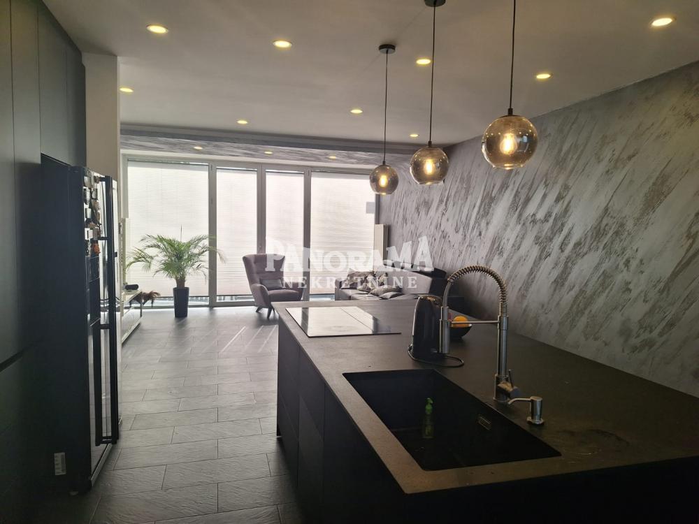 Slika 5 - Pere Todorovića,  Kuća na prodaju, 343m2, 690.000€