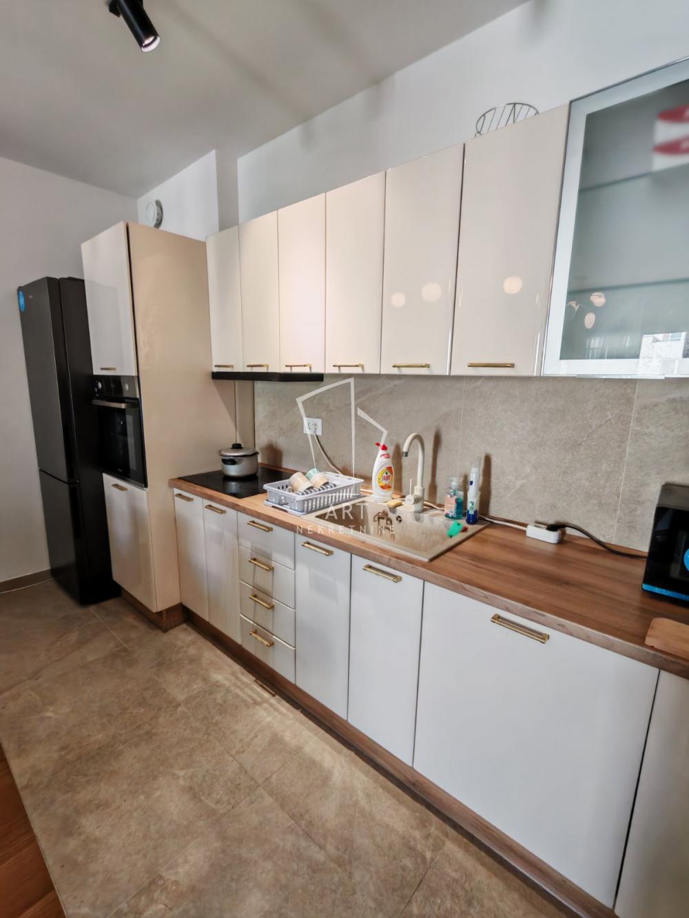 Slika 9 - Bulevar heroja sa Košara, Četvorosoban stan za izdavanje, 99m2, 1.800€