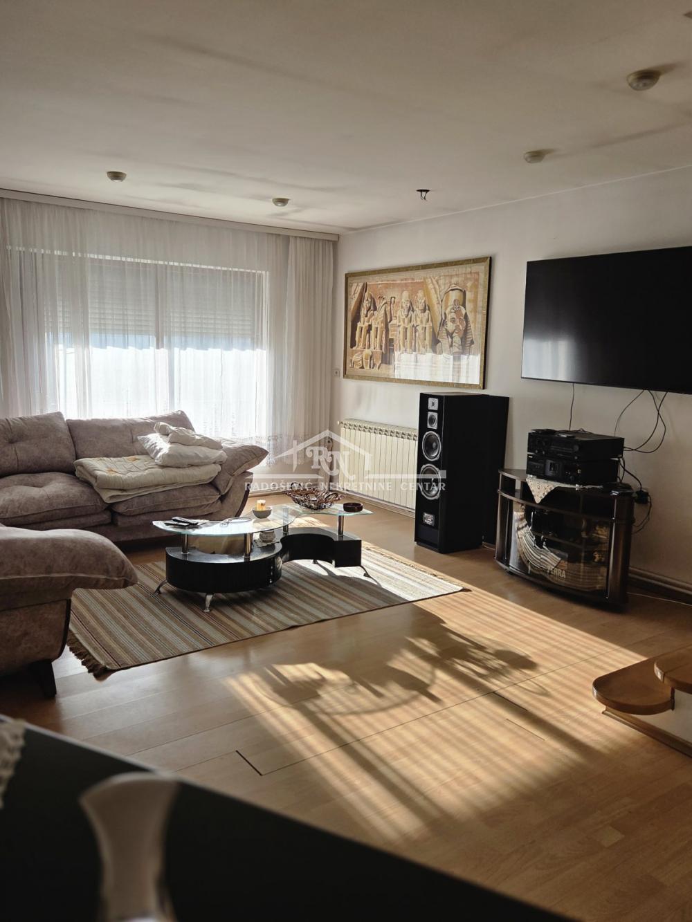 Slika 1 - Jumbina, Petoiposoban stan za izdavanje, 200m2, 1.000€