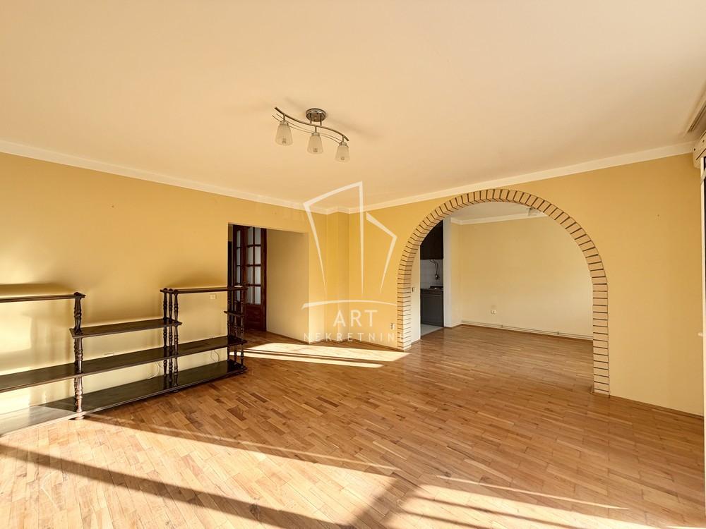 Slika 1 - Rospi Ćuprija,  Kuća za izdavanje, 340m2, 1.350€