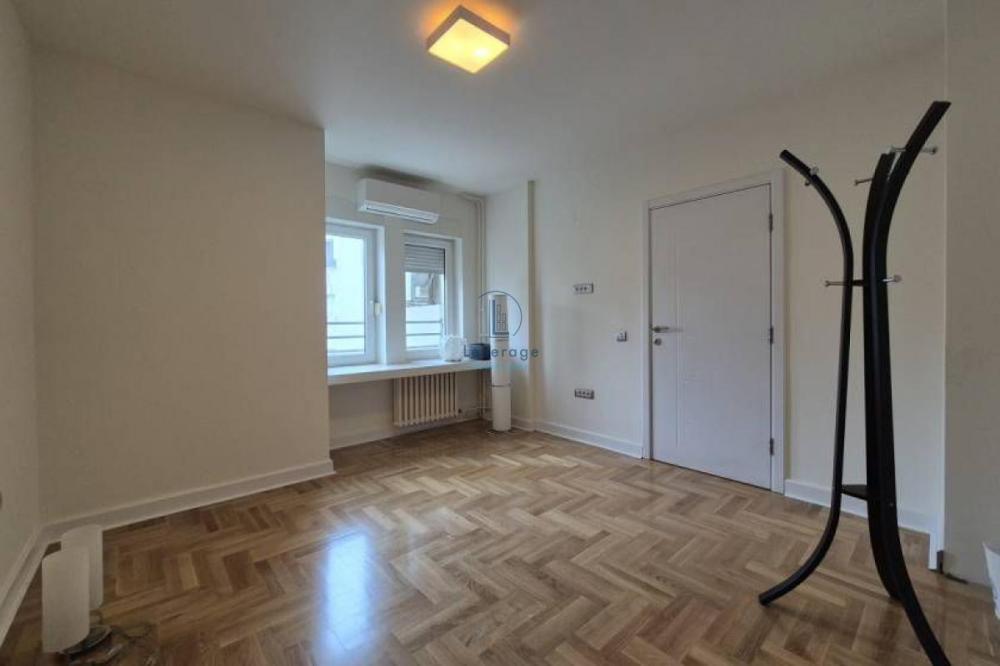 Slika 5 - Gospodar Jovanova, Petosoban stan za izdavanje, 150m2, 2.200€