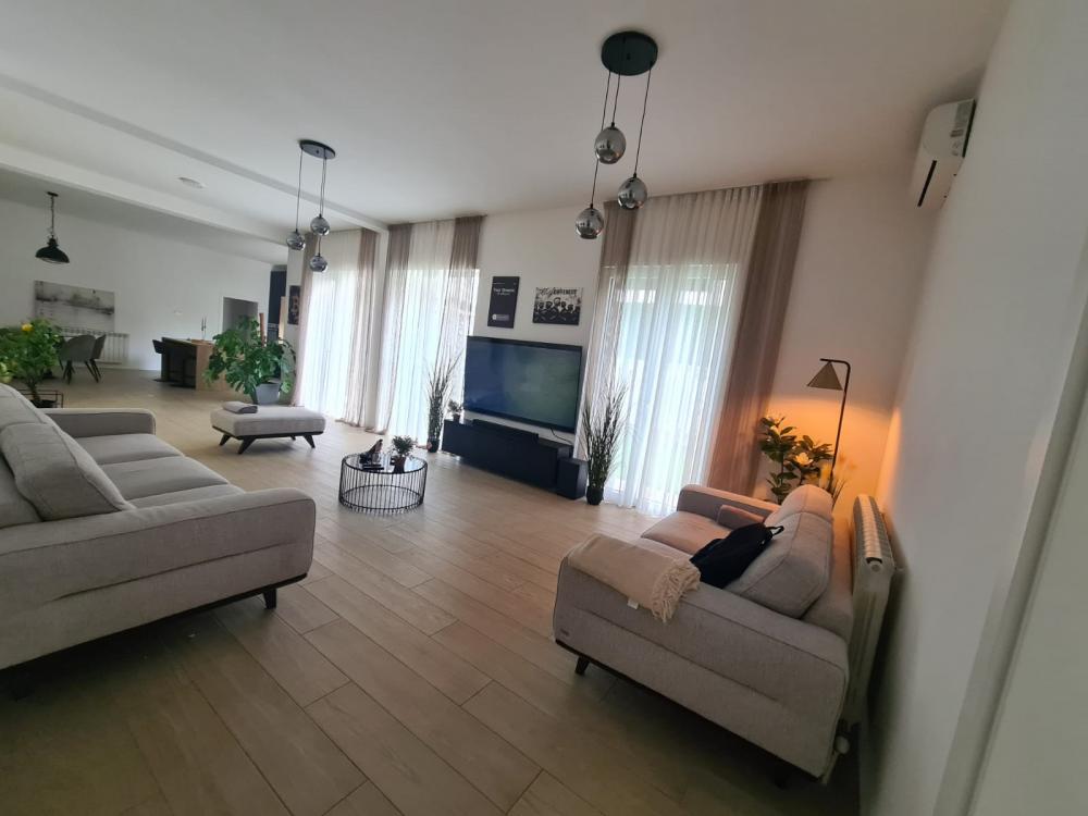 Slika 1 - Velisava Vulovića, Šestosoban stan za izdavanje, 240m2, 2.500€