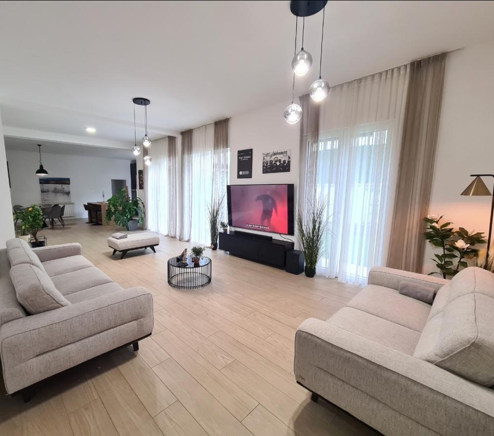 Glavna slika -Velisava Vulovića, Šestosoban stan za izdavanje, 240m2, 2.500€