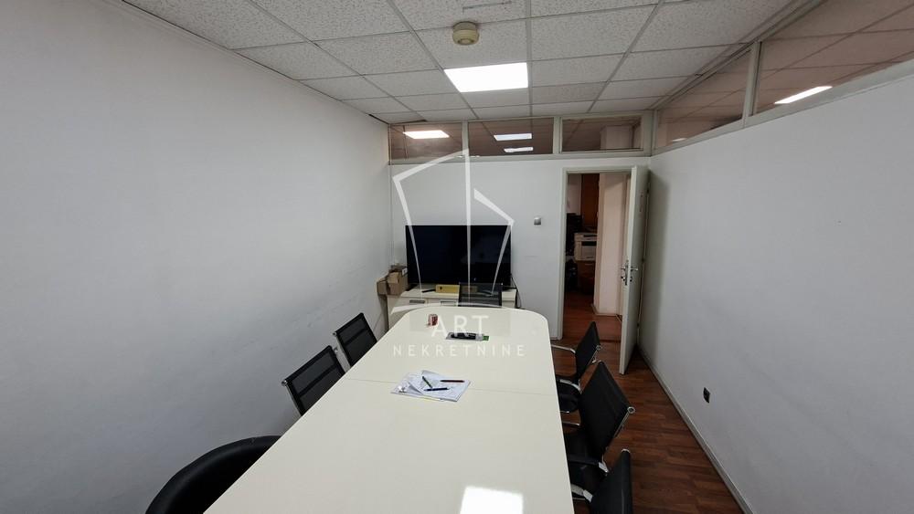 Slika 9 - Bulevar Milutina Milankovića,  Lokal za izdavanje, 202m2, 2.600€