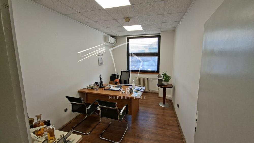 Slika 8 - Bulevar Milutina Milankovića,  Lokal za izdavanje, 202m2, 2.600€