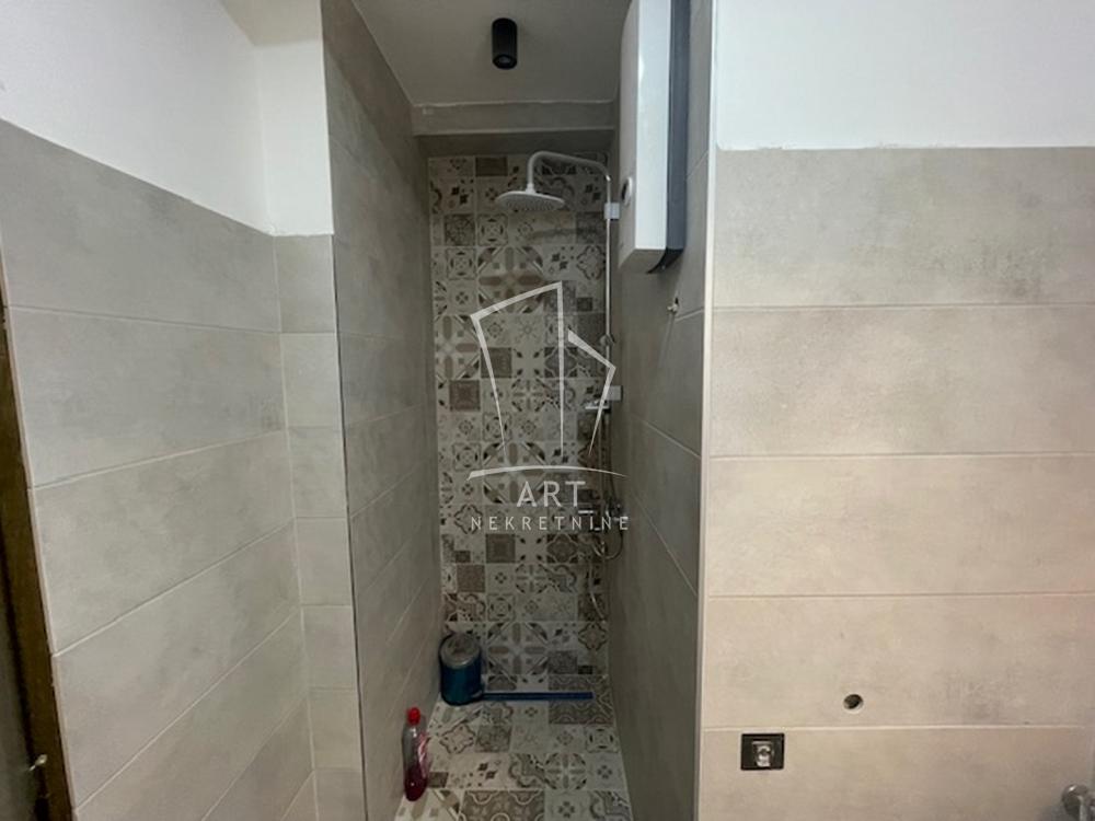 Slika 11 - Bulevar oslobođenja,  Lokal za izdavanje, 120m2, 1.200€