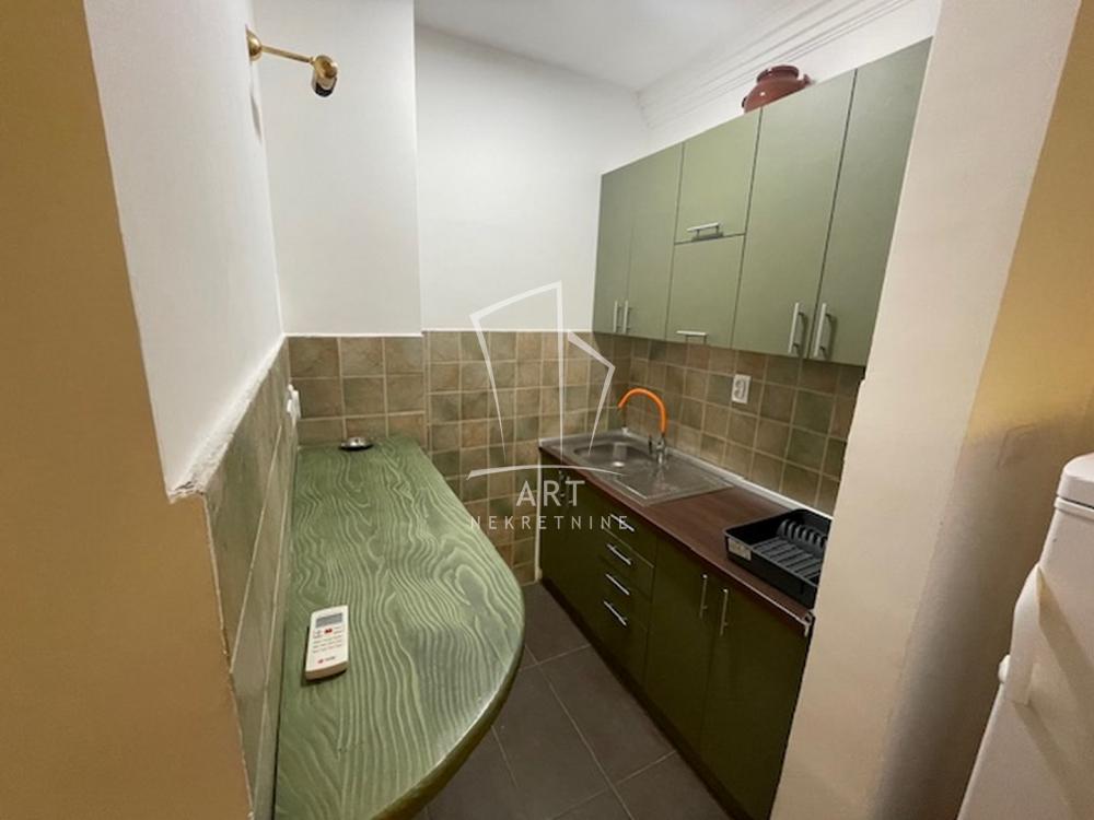 Slika 4 - Bulevar oslobođenja,  Lokal za izdavanje, 120m2, 1.200€