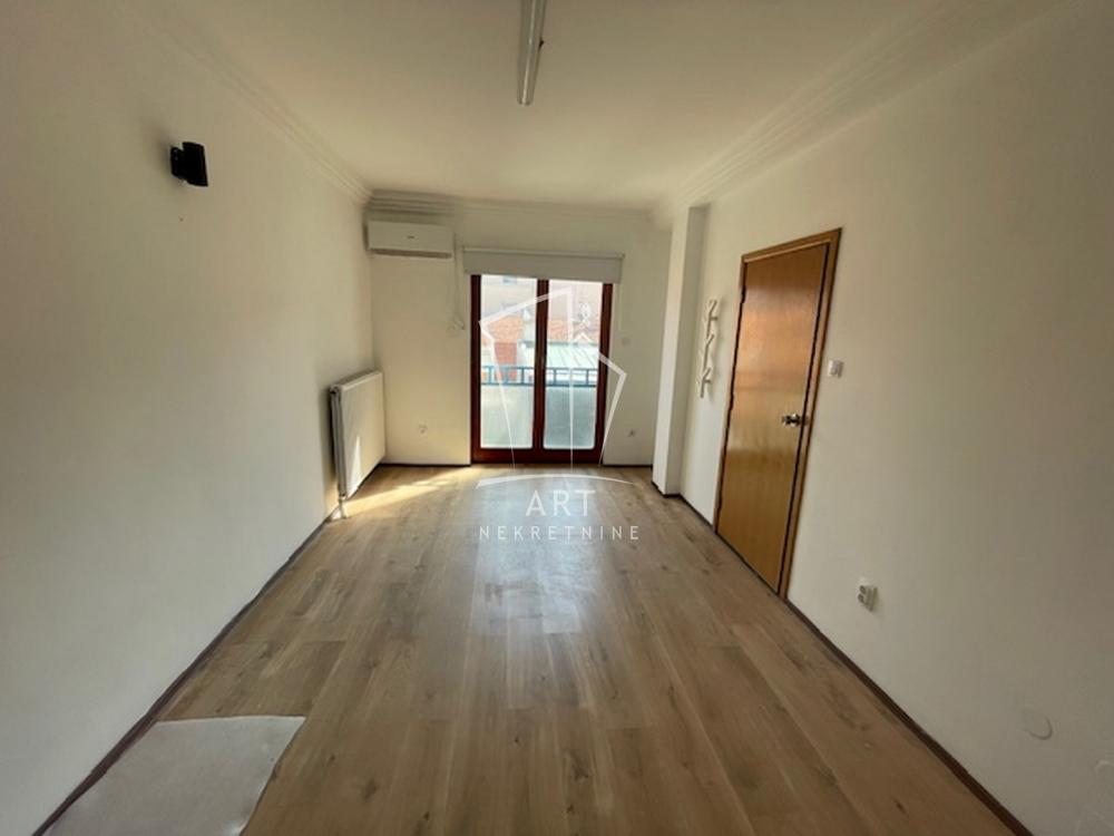 Slika 7 - Bulevar oslobođenja,  Lokal za izdavanje, 120m2, 1.200€
