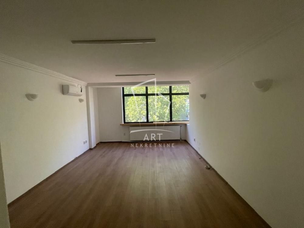 Slika 8 - Bulevar oslobođenja,  Lokal za izdavanje, 120m2, 1.200€