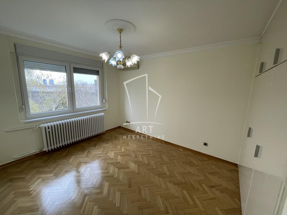 Slika 1 - Senjačka,  Lokal za izdavanje, 135m2, 1.350€